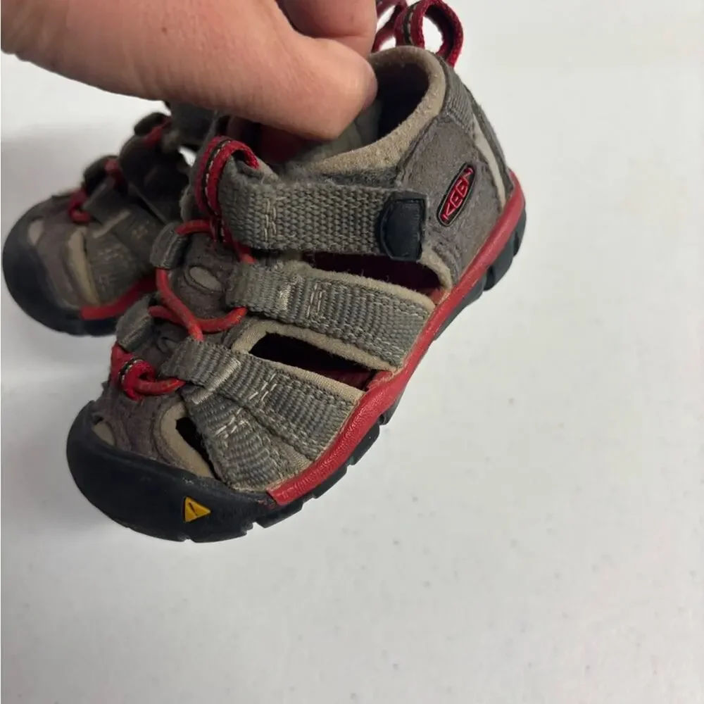 Keen Newport H2 Grey and red Waterproof Sandals Child Size 4